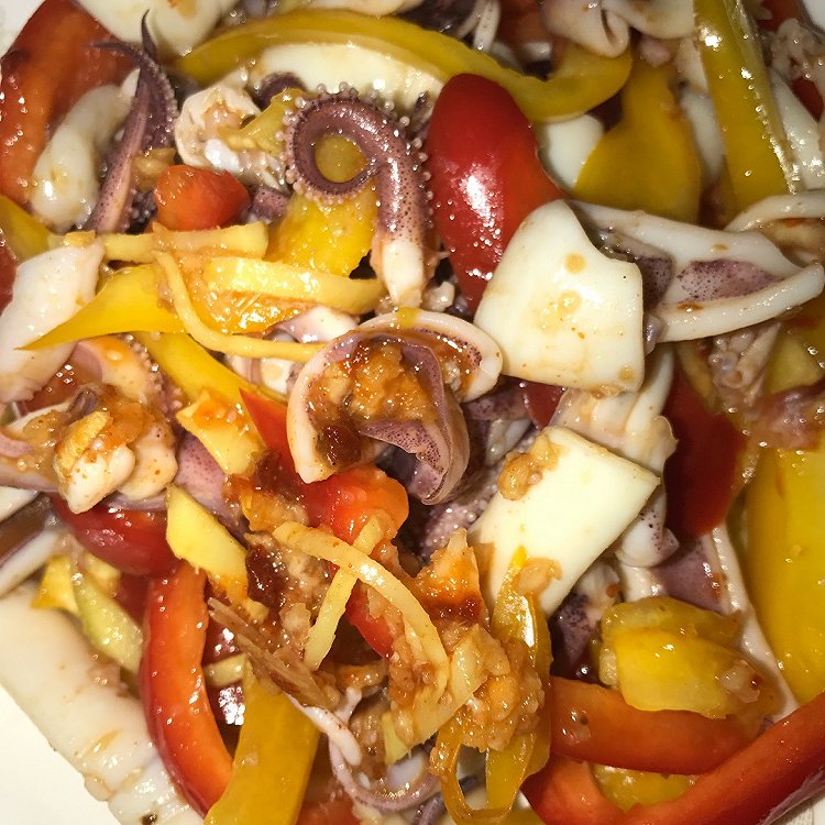  p>韩式凉拌墨斗鱼是一款菜肴,主料是墨斗鱼,蛋白质丰富,老少皆宜.