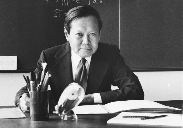 楊振寧1980年代於美國石溪辦公室