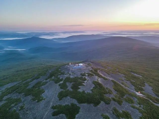  p>奥克里堆山,别名鲜卑山,位于内蒙古自治区根河市 a target="_blank