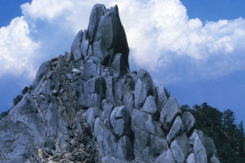 id="gn7c52kvwk">希尔不利山是英国威尔特郡由白垩构成的人造山景观