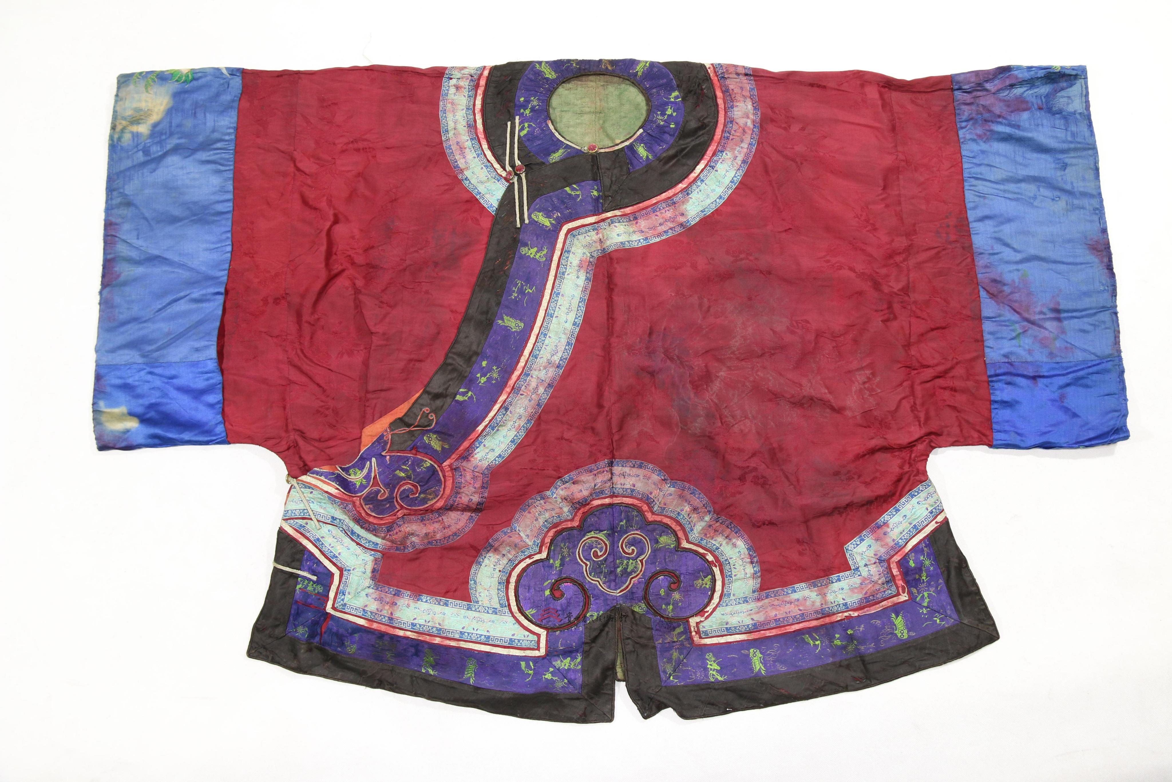 清末铜仁土家族红缎平绣仙鹤纹右衽宽袖衣