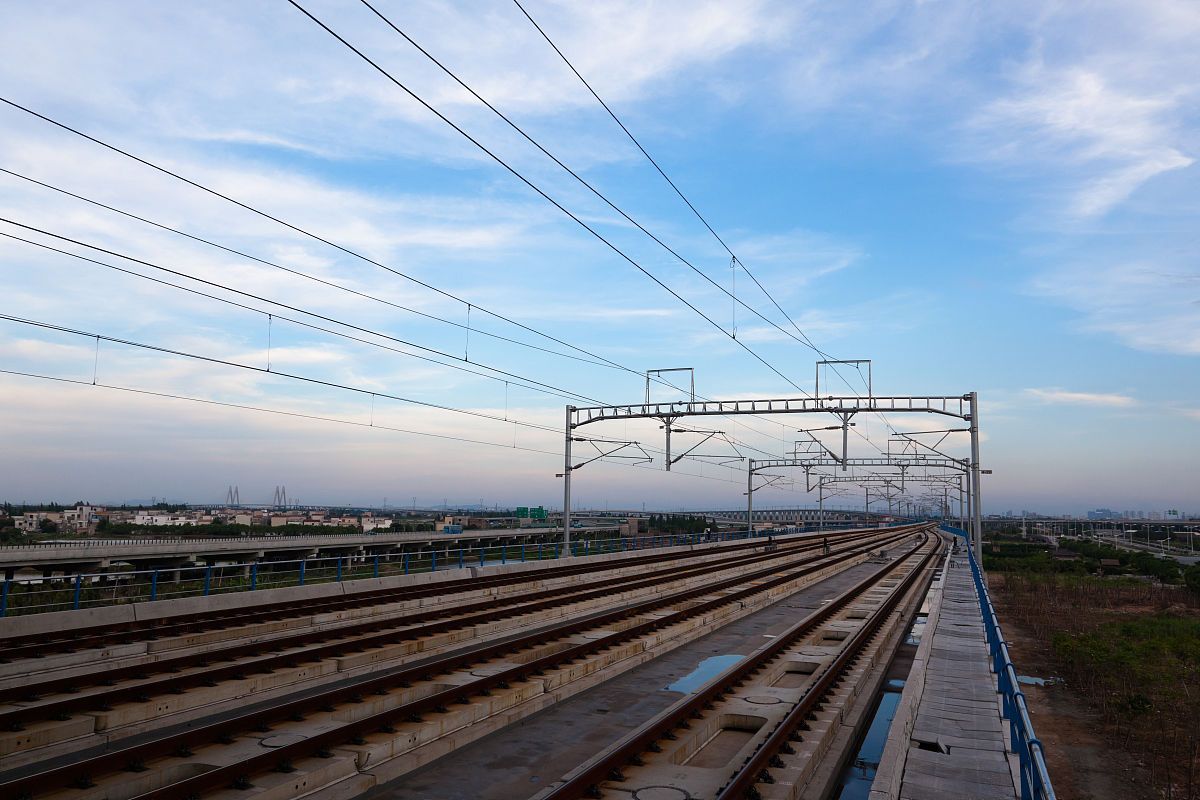  p>电气化铁路,简称电化铁路,是指能供电力火车运行的铁路,因这类铁路