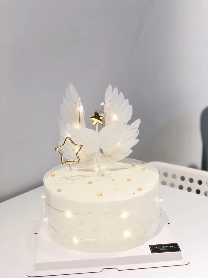  p>天使蛋糕(angel cake,或angel food cake)是靠把硬性发泡的鸡蛋清