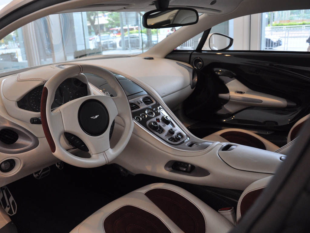 阿斯顿马丁 one 77