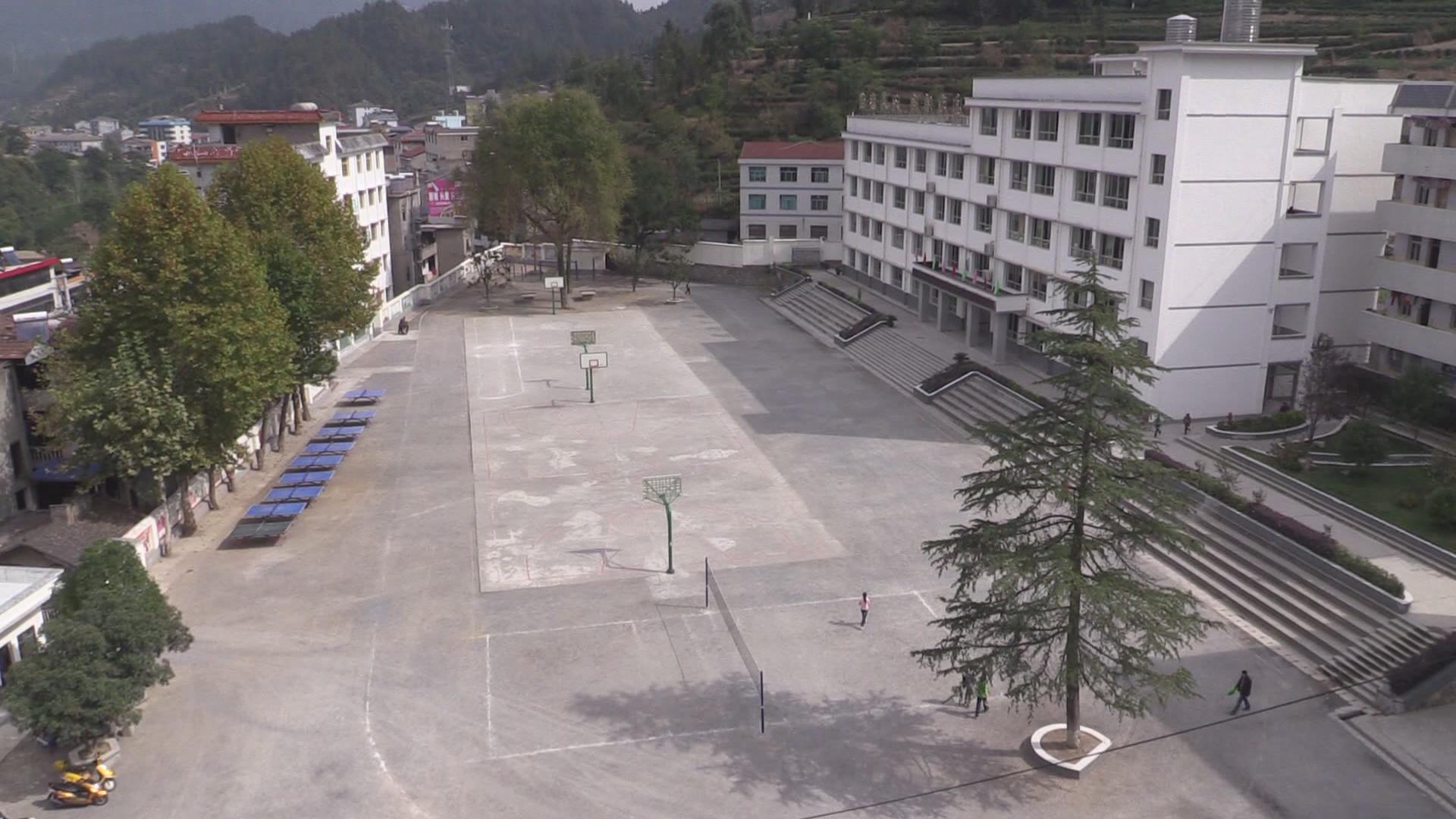  p>长阳土家族自治县贺家坪镇中心学校, 坐落在 a target="_blank"