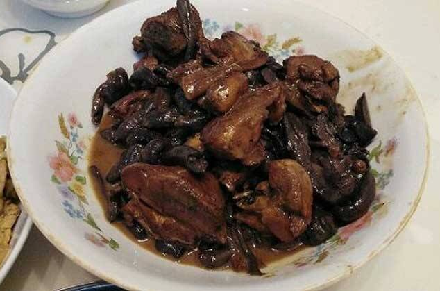  p> a target="_blank" href="/item/血红铆钉菇/973824" data-lemma