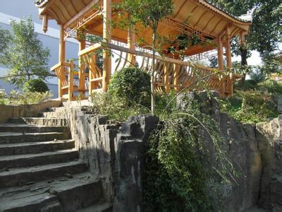  p>凯里市第二中学位于凯里市北面,大阁山公园旁.