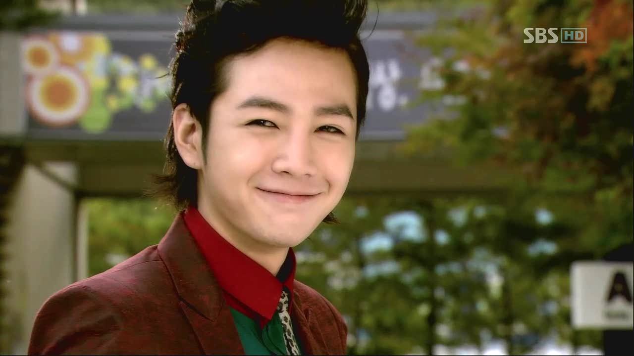  p>《原来是美男啊》是韩国sbs电视台2009年10月7日起首播的水木剧,由