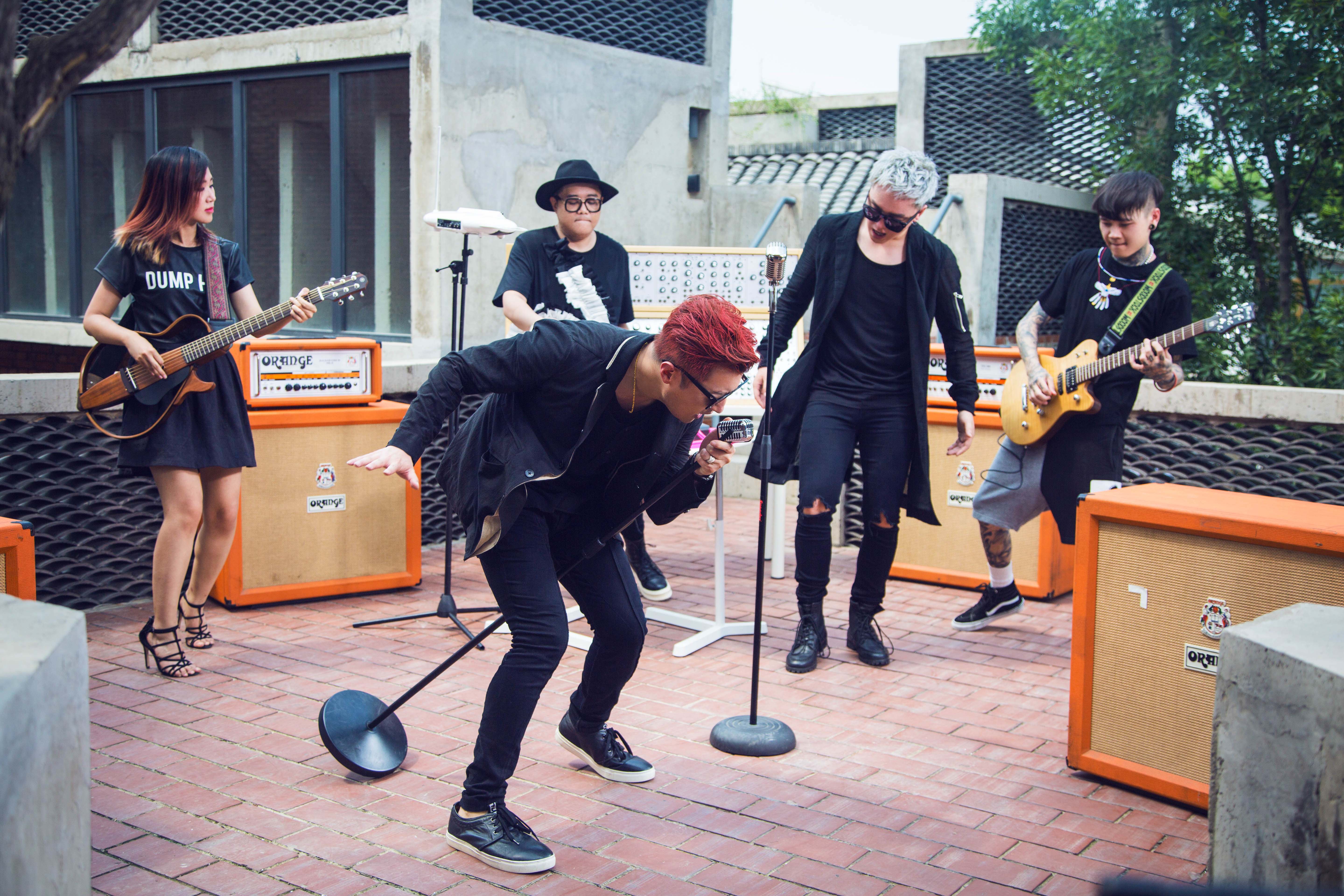  p>耀乐团成军于2010年10月,是由双主唱 a href="#" data-lemmaid="