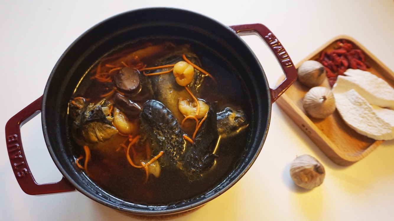  p data-id="gnwmsnum8j">黑蒜乌鸡汤是用新兴食材黑蒜炖乌鸡,做法