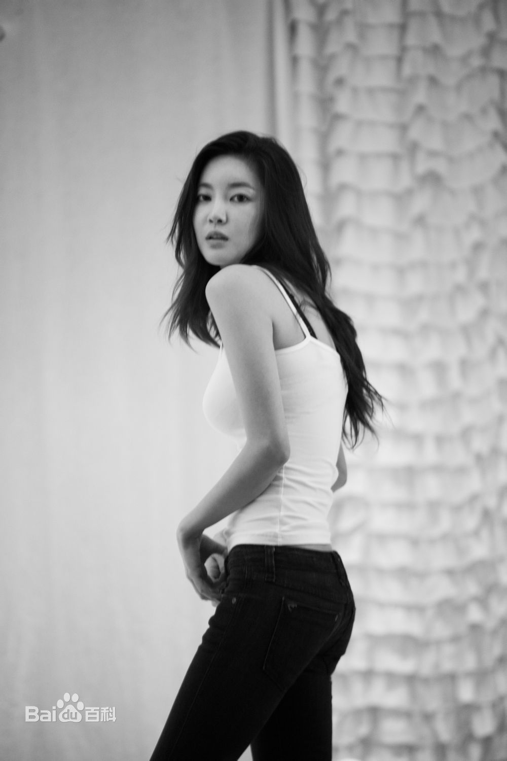  p>金允智,艺名为ns允智 i>(ns yoon-g) /i>