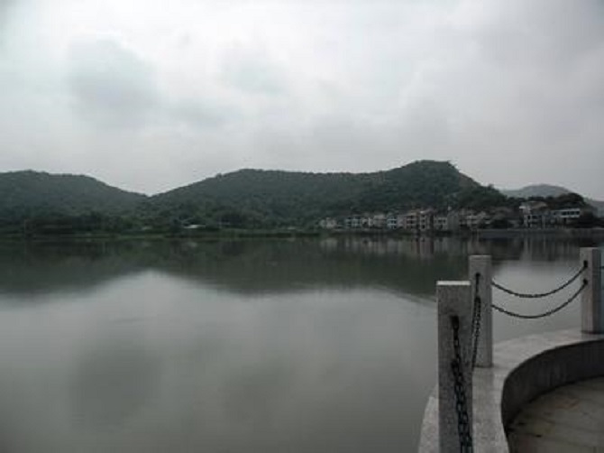 野猫洞风景区位于辽阳,鞍山,本溪,沈阳之间,地处风景秀丽的太子