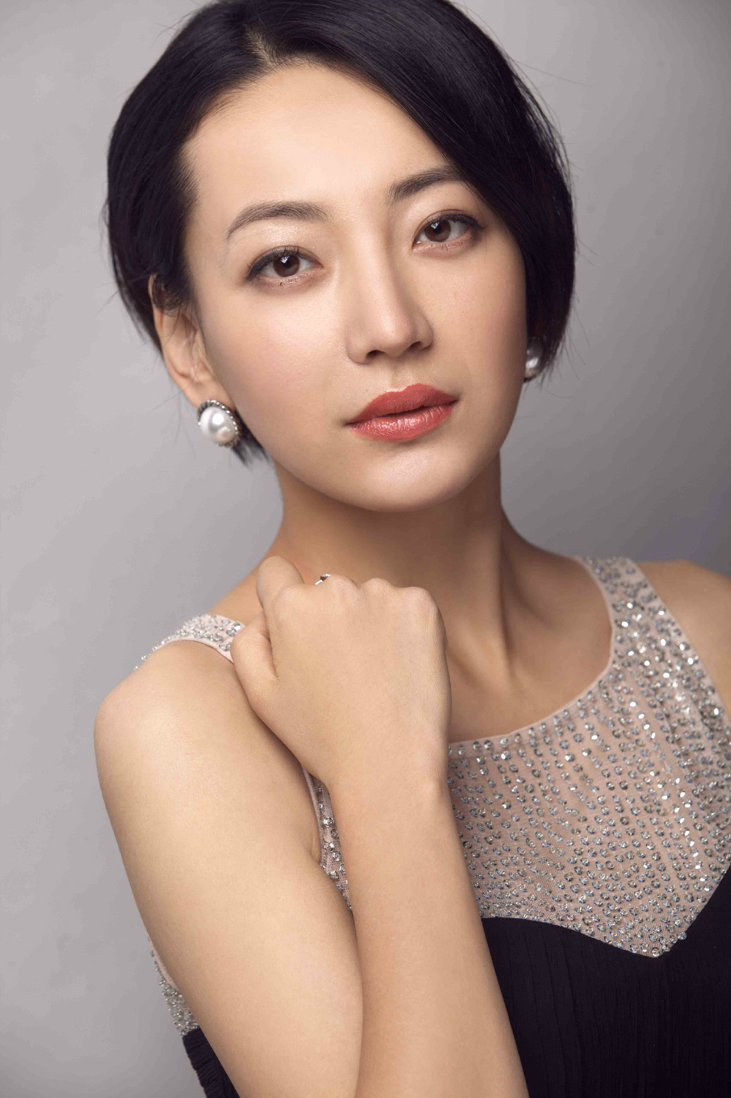  p data-id="gnx7g9oq6k">舒遥,中国大陆女演员,新生代女艺人.