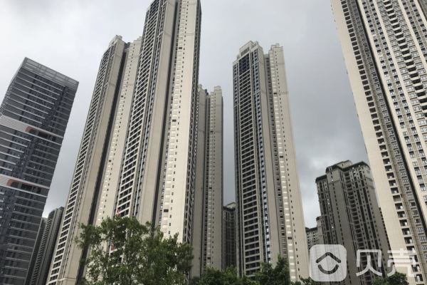 总占地面积180000,共计房屋5297户,小区物业公司为广州市中海物业管理