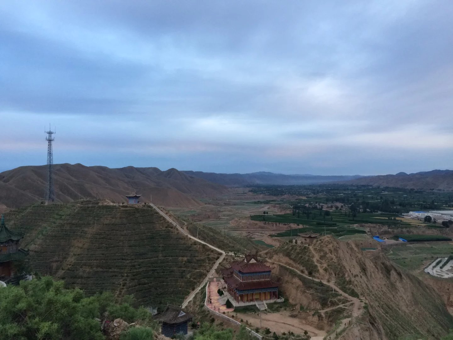  p>清凉山寺是一座历史悠久的西部古寺,坐落于甘肃省白银市会宁县 a