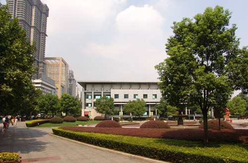 ">山西路广场位于中山北路与湖南路交接路口的东北侧,前身为南京市 a