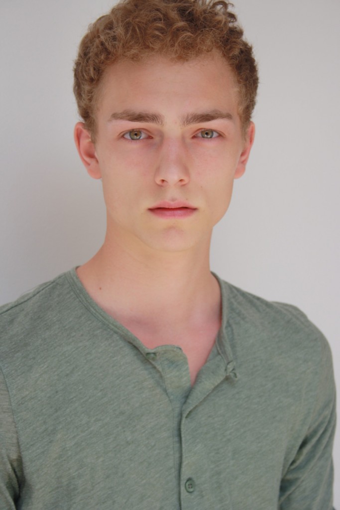  p>天生拥有一副迷人的绿眼睛和一头金发,处处散发着迷人的气息