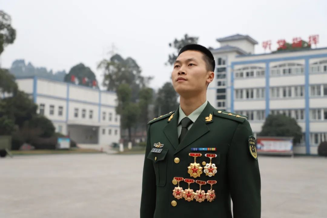  p>甘文涛,籍贯为四川乐山,现为武警四川总队乐山支队特种中队上尉中