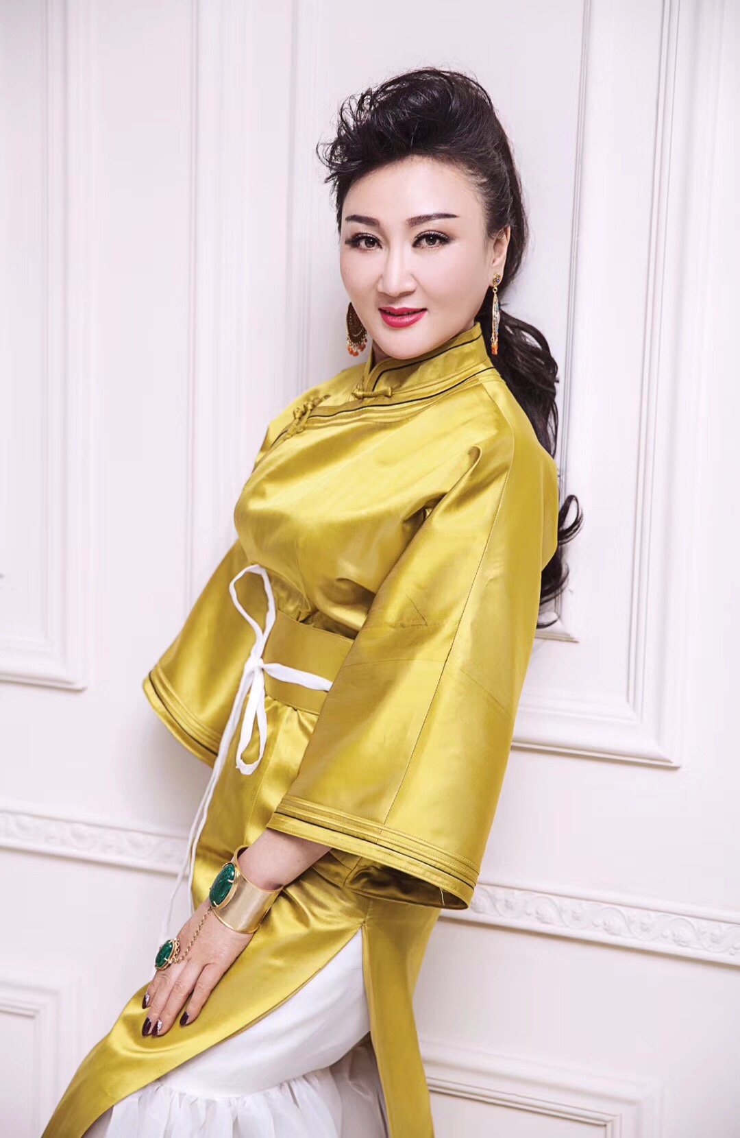  p>天亮,蒙古族,出生于内蒙古科尔沁大草原,从小就酷爱音乐有着天籁般