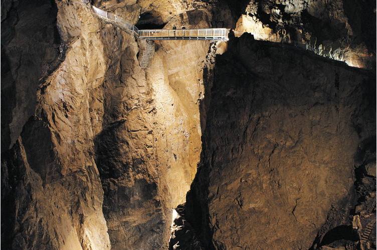  p>斯科契扬溶洞是喀斯特高原上的一大奇景,世界最大,最长的溶洞之一.