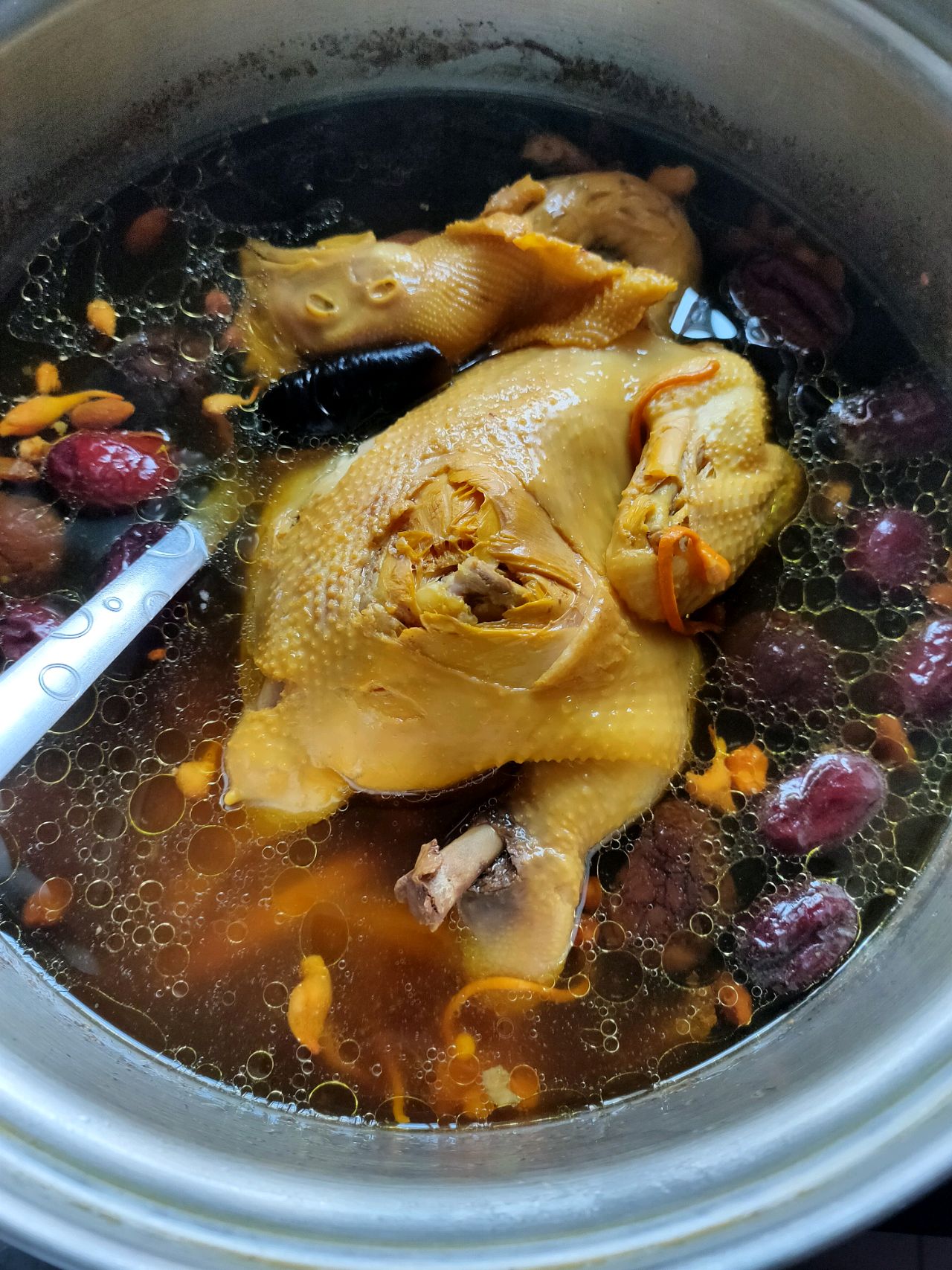  p>洋参构杞鸡,是由西洋参,枸杞子,母鸡,料酒,胡椒粉,姜,葱,味精,细盐