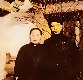 养母与郭宝昌（右）合影
