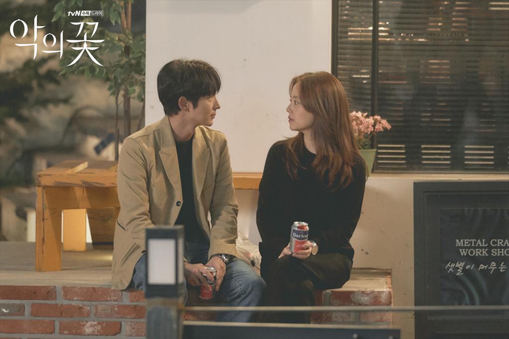  p>《邪恶之花》是韩国tvn电视台于2020年7月29日首播的悬疑爱情剧,由