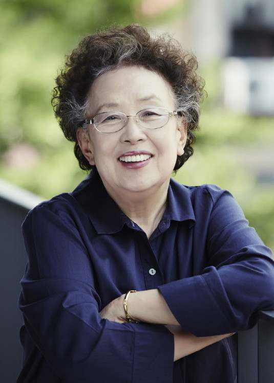 1941年11月30日出生于中国北京,毕业于首尔昌德女子高中,韩国女演员