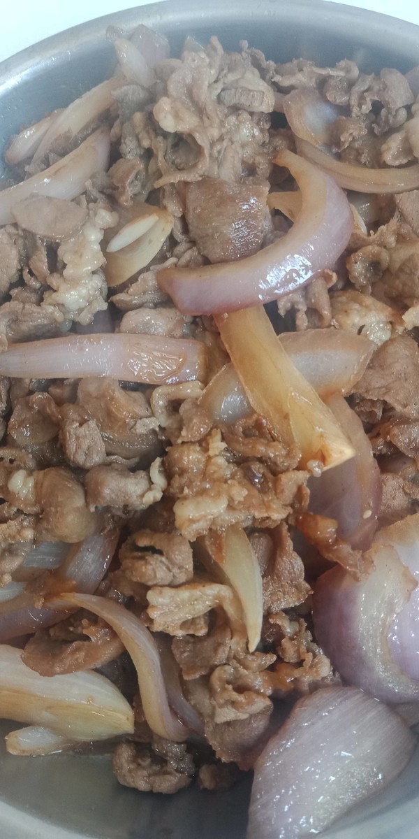  p>洋葱炒羊肉是一种以羊肉,洋葱为原料的食物,口味是香辣,鲜,能增加