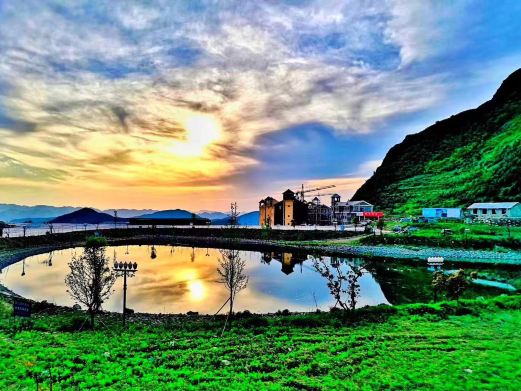  p>大圣墩·映美湖景区位于铜仁市印江县县城北郊. /p>