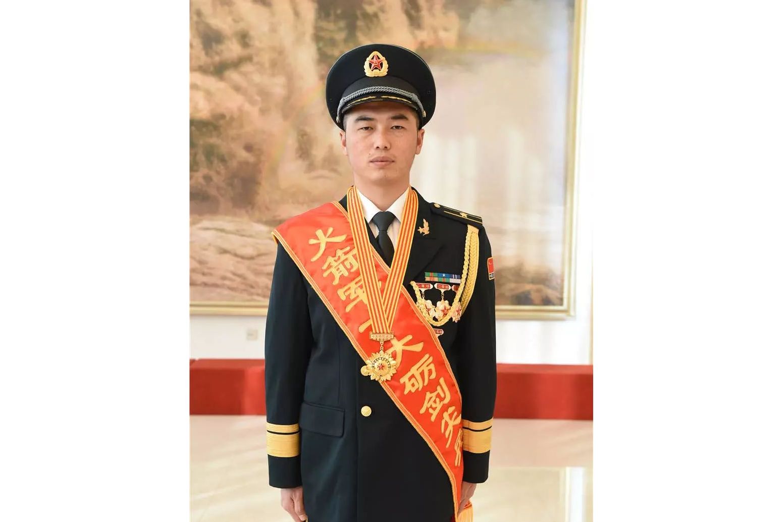 现任96753部队某连连长.