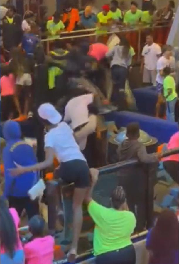 2021年11月27日美国一蹦床公园大型斗殴事件