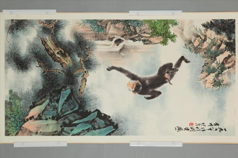 qszxrn">现代周北溪设色深涧飞猴图轴是重庆中国三峡博物馆收藏的绘画