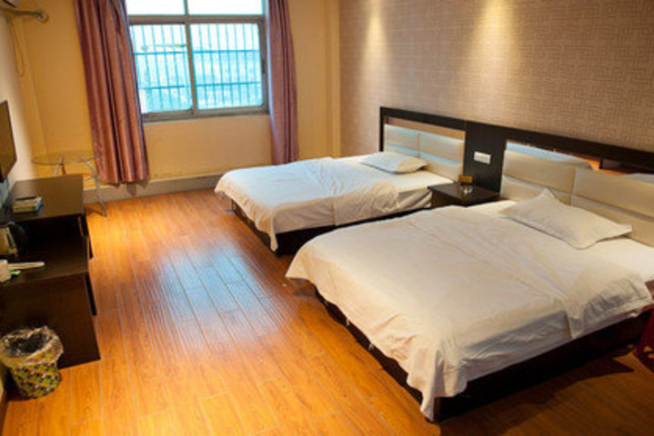 酒店由名师设计,独特的欧式风格;房间提供免费的电脑及互联网服务