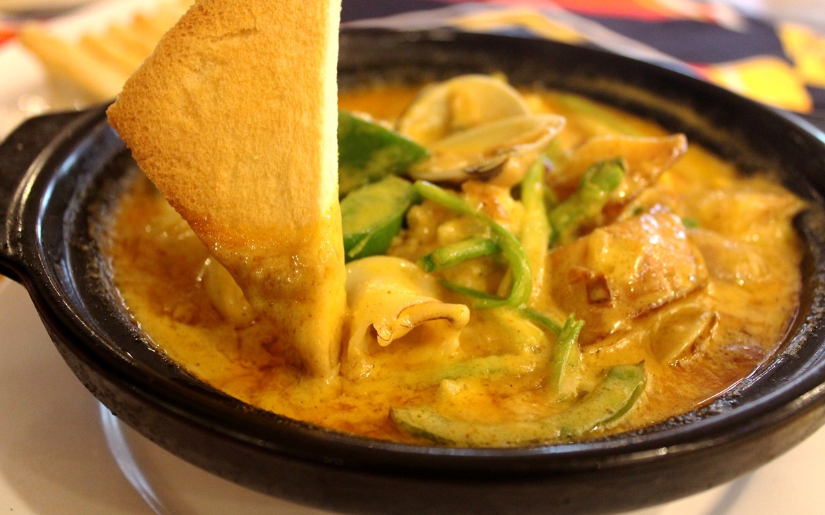  p>印度咖喱火锅是一种美食,主要材料有牛腩,红萝卜丁,马铃薯丁,虾等