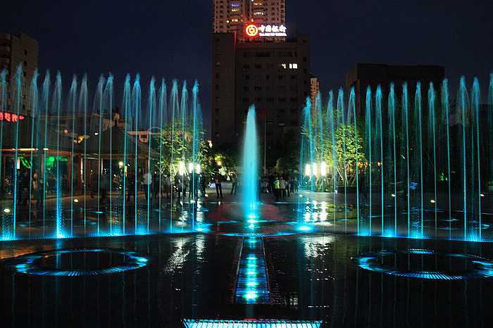 宁海县人民政府为纪念家乡这位饮誉中外的艺术大师,兴建了潘天寿广场