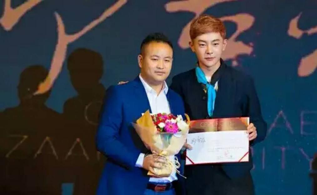  p data-id="gnc0ntl9xe">康飞翔,出生于湖南省娄底市新化县,毕业于