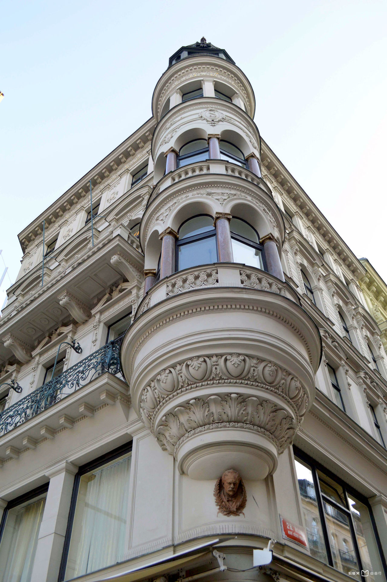  p>瓦茨拉夫广场(vaclavske namesti)位于 a href="#" data-lemmaid="