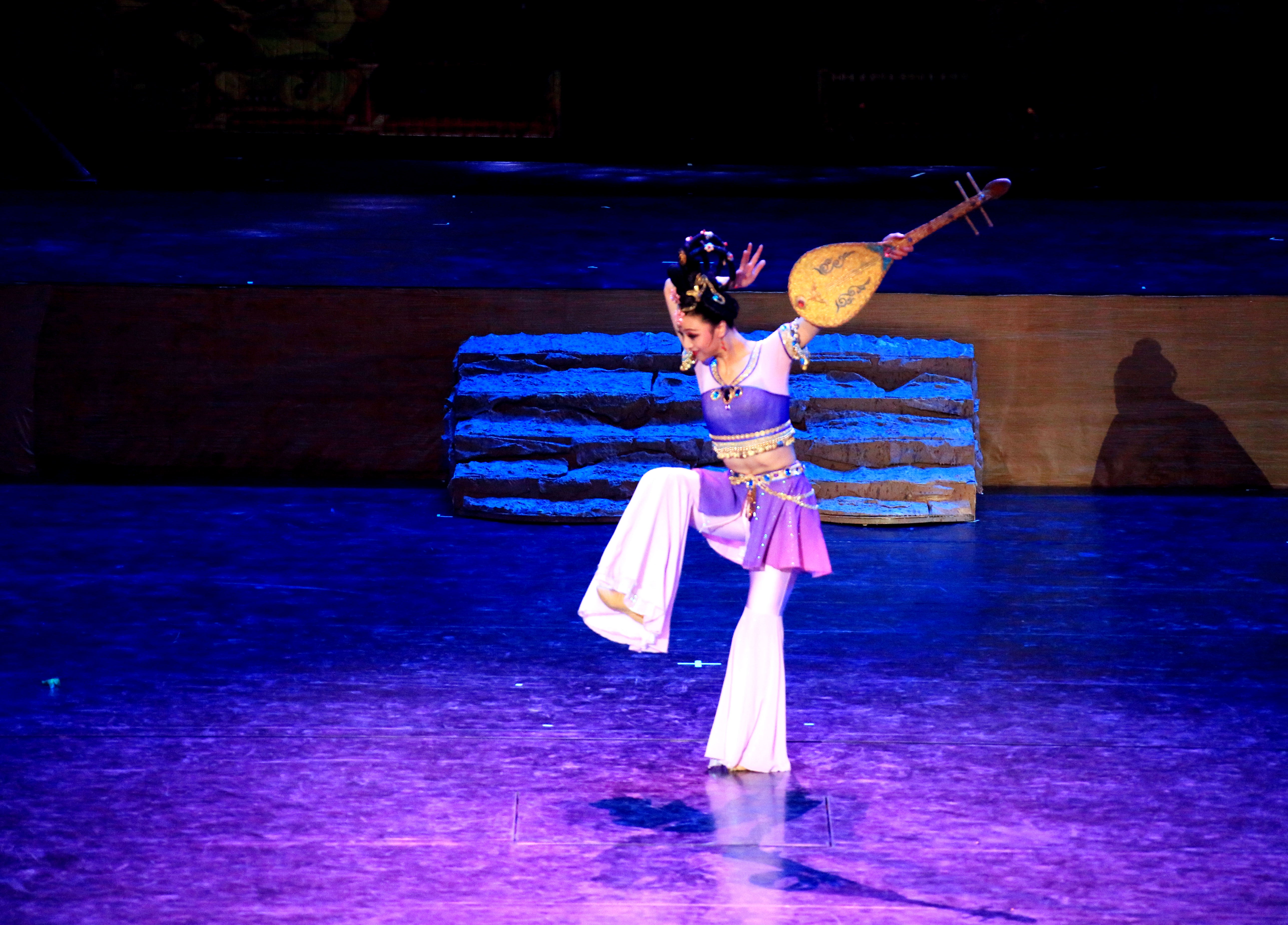  p>《丝路花雨》是中国自1979年起首演的大型民族舞剧,由《丝路花雨》