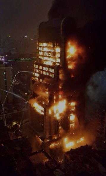  p>2013年12月16日上午,广州建业大厦大火基本被扑灭,但仍存塌楼风险.