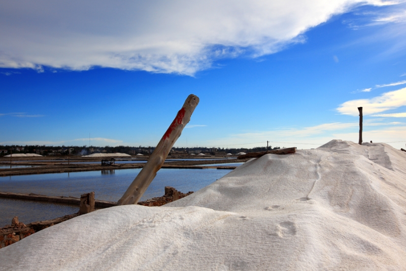  /p> p>海南莺歌海盐场位于乐东县,面临大海,背靠尖峰岭林区,是一片30