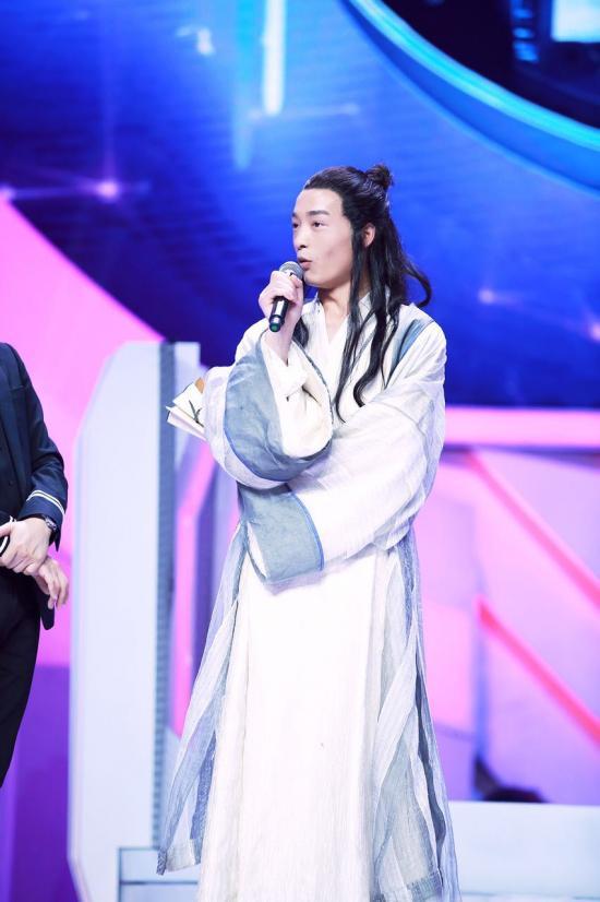  p>叶良辰,本名吴博伟,1996年11月24日出生于陕西