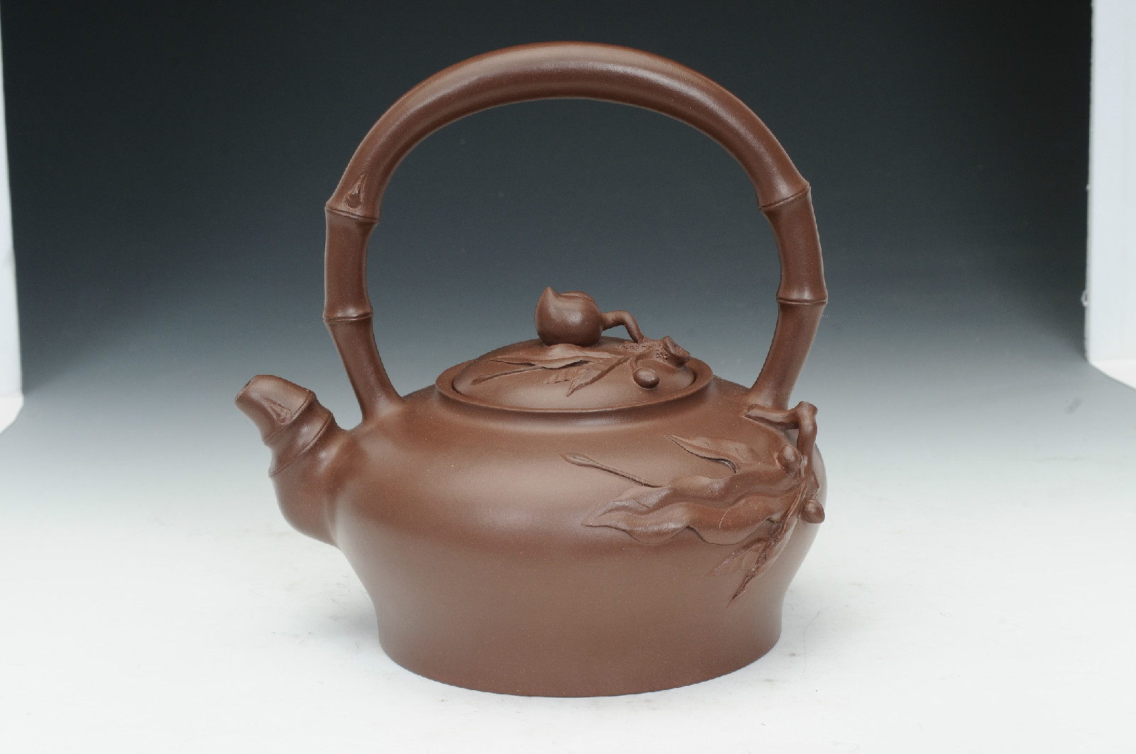  p>范丽静,国家工艺美术师,优秀青年陶艺家,范家壶庄成员,龙德堂艺术