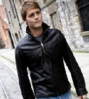  p>布莱恩·尼古拉斯·麦克法丹(bryan mcfadden),1980年出生于 a