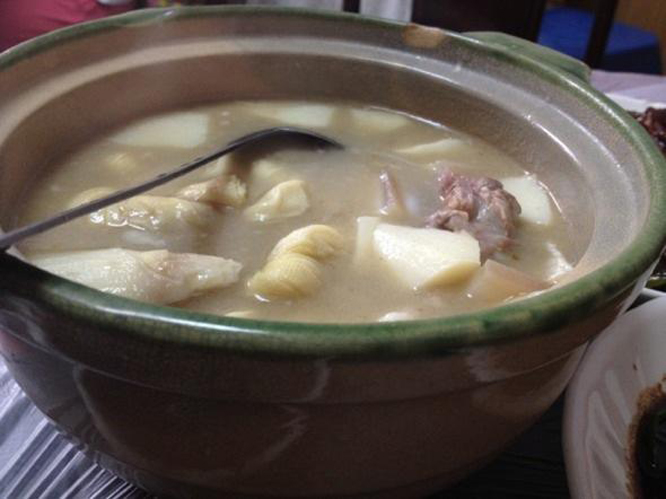  p>冬笋排骨汤是一道美食,制作原料主要有猪肋骨,冬笋,鲜香菇. /p>