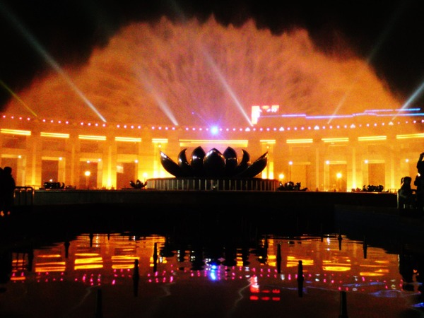  p>荷花音乐喷泉位于济南市 a target="_blank" href="/item/泉城广场