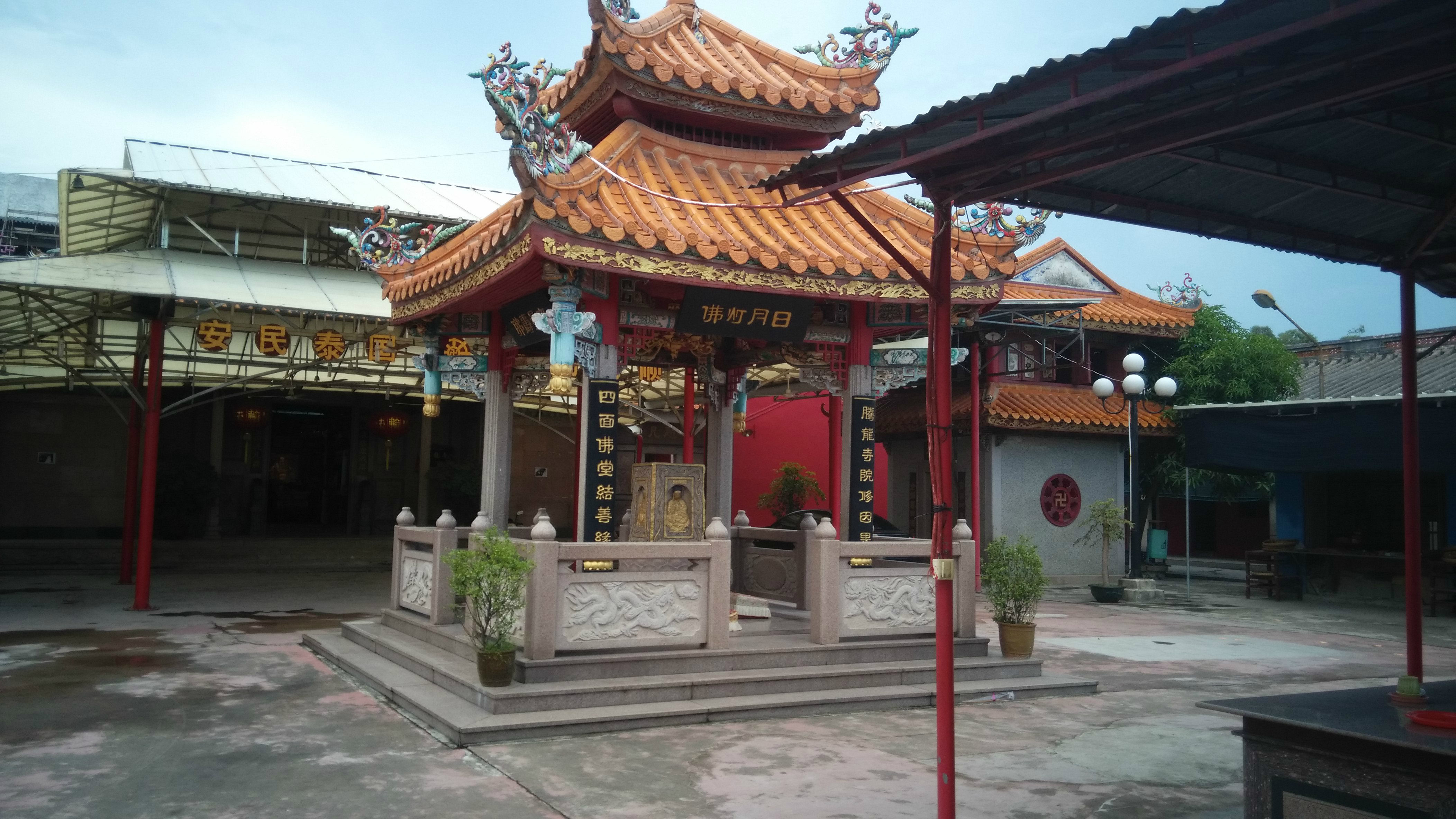 p>腾龙寺(俗称"四面佛"),坐落于广东揭阳市揭东区玉窖镇官硕乡半洋村