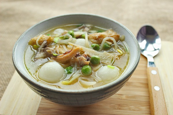  p data-id="gnwllrmoz5">饭麸果是江西上饶的一道地方特色小吃.