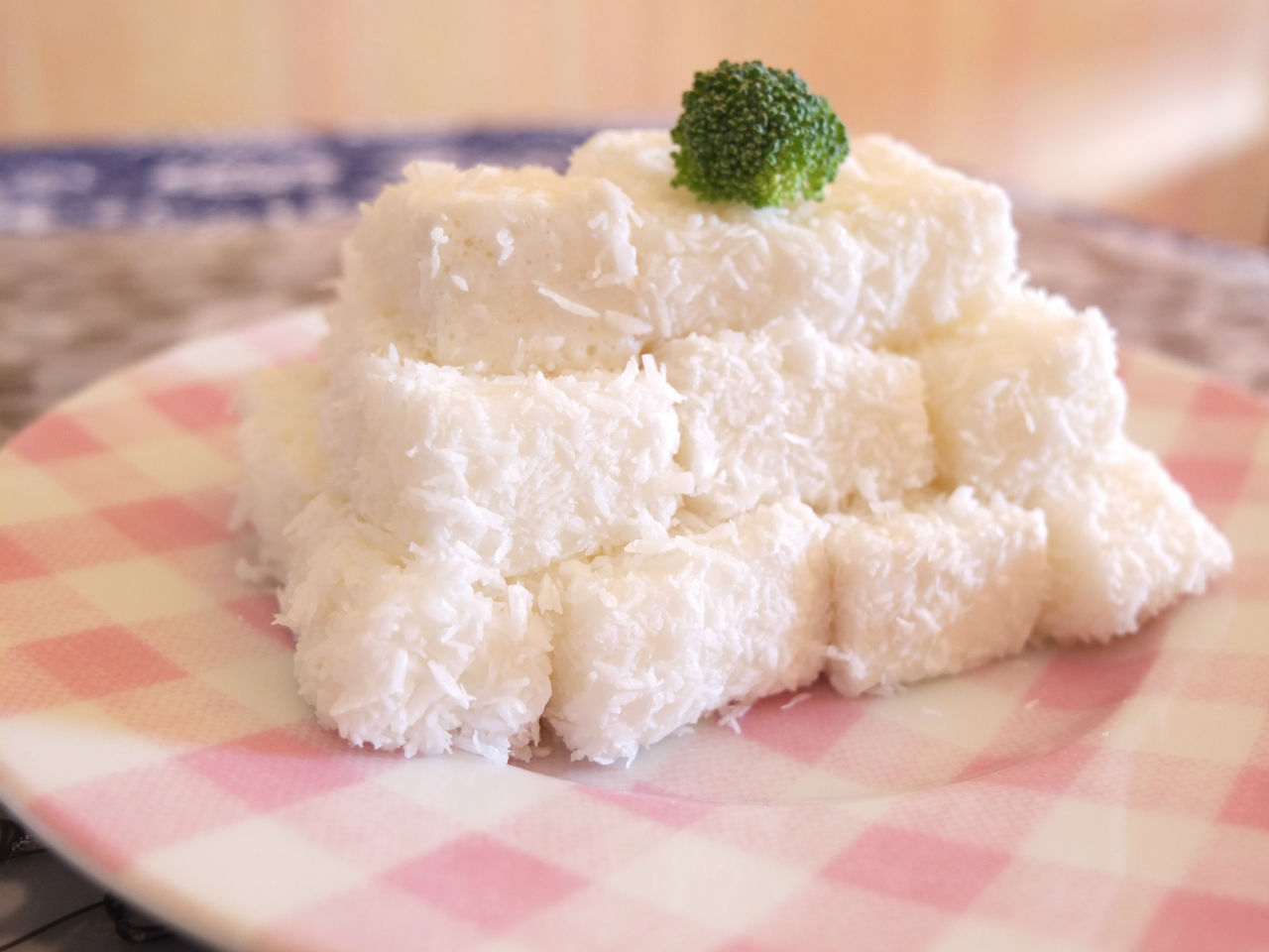 id="28828">牛奶 /a>,椰浆,玉米淀粉为主料,白糖,椰蓉为辅料的糕点