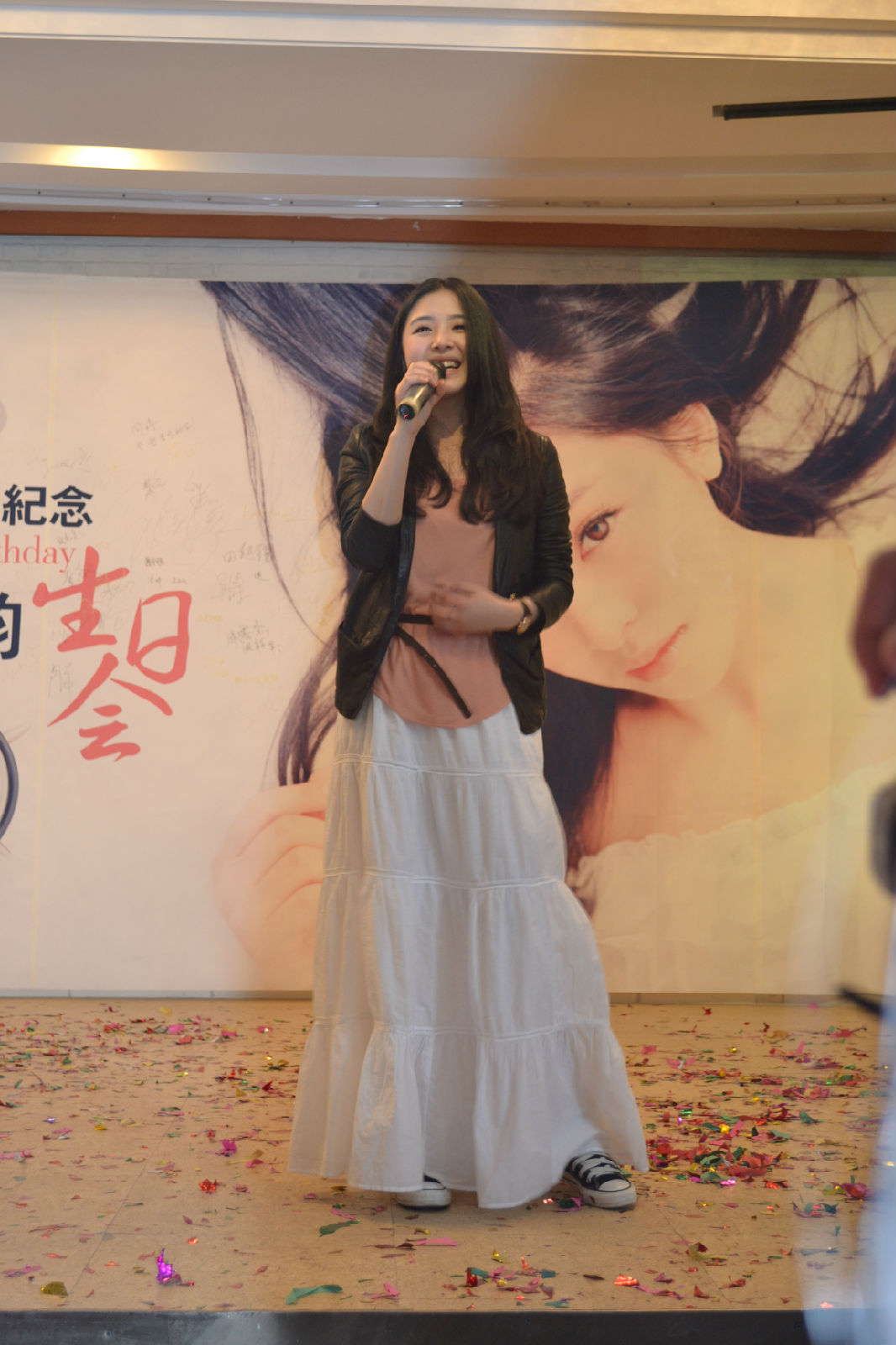  p>张含韵,1989年4月9日出生于四川省德阳市旌阳区,中国内地流行乐女